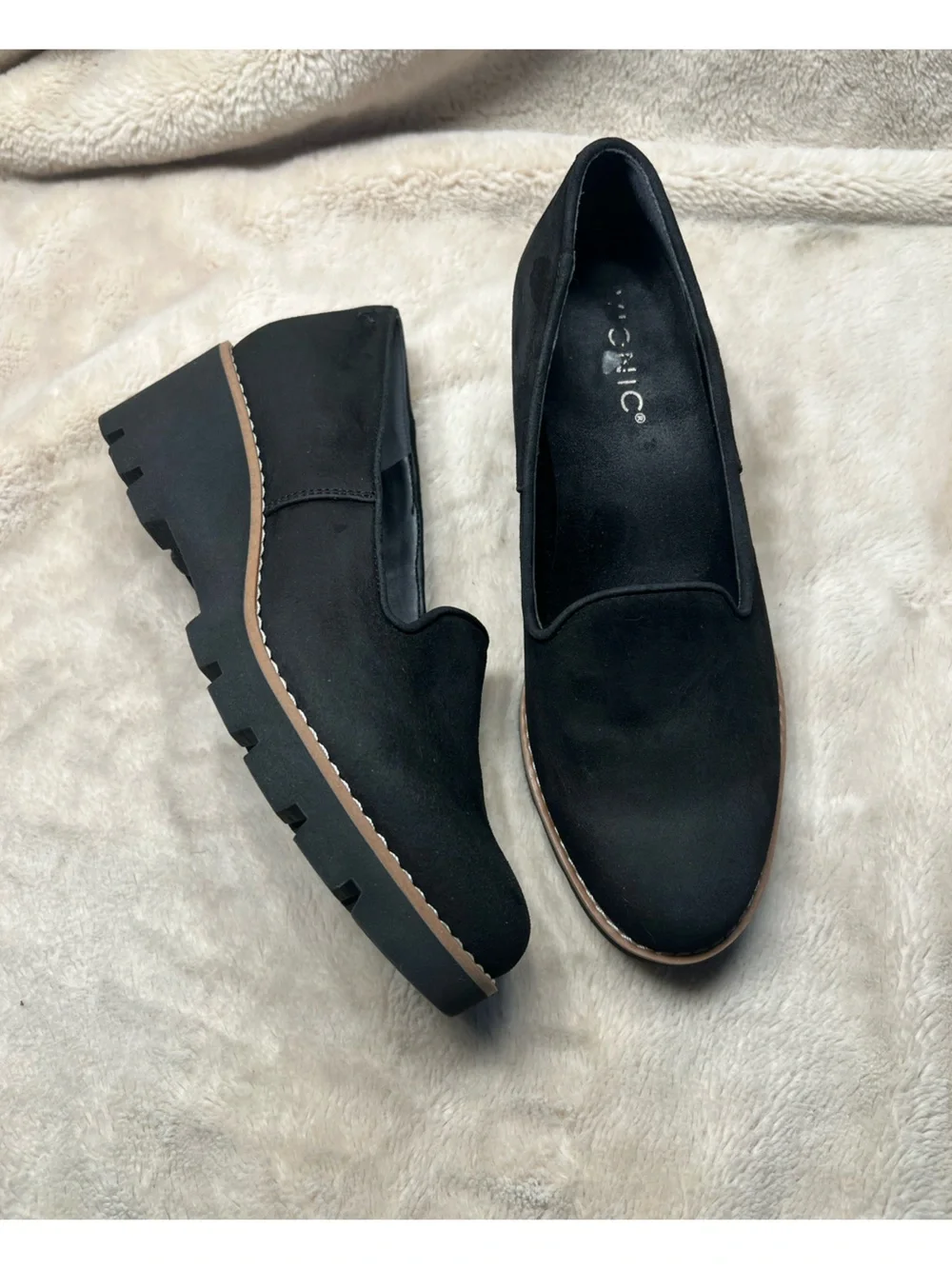 Vionic Willa Wedge slip-on loafers in black suede size 6